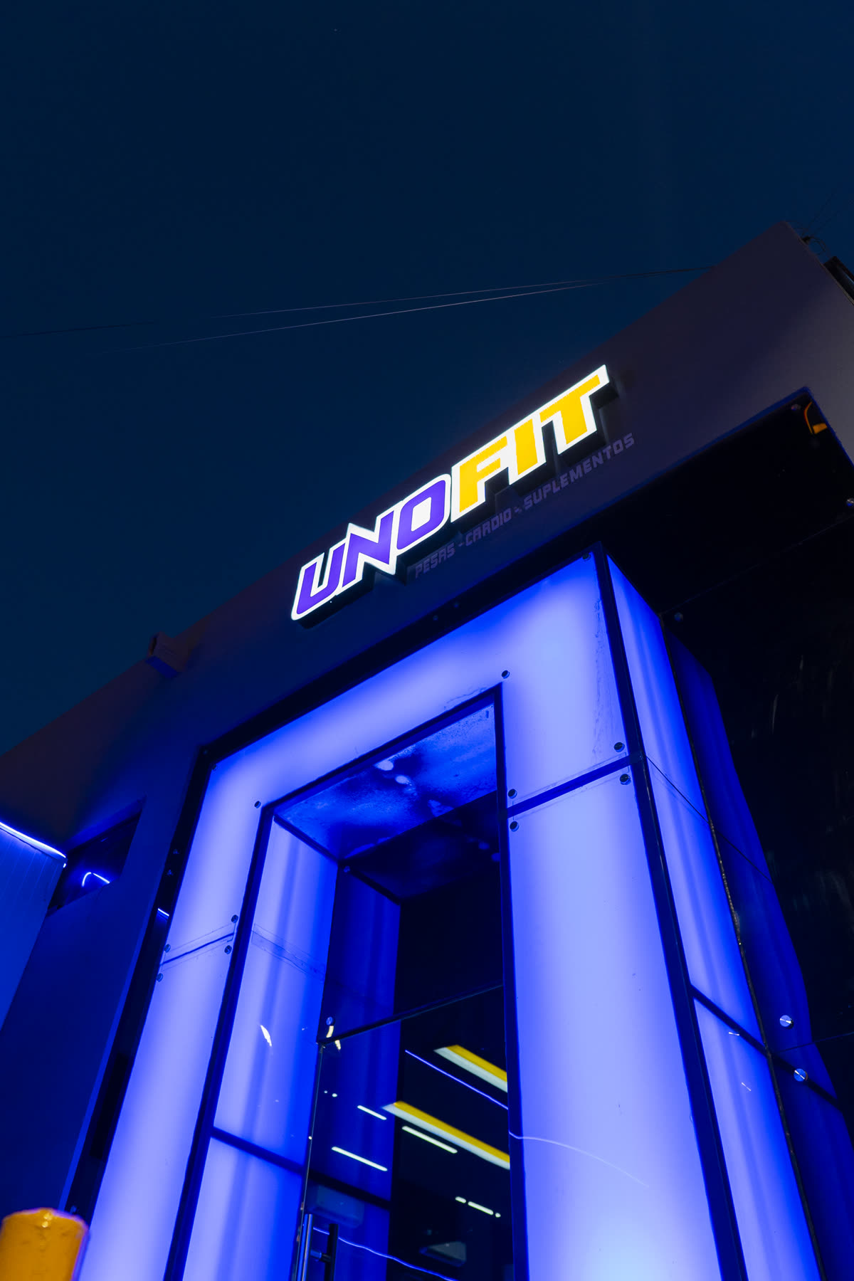 Entrada de UnoFit con letrero de neón