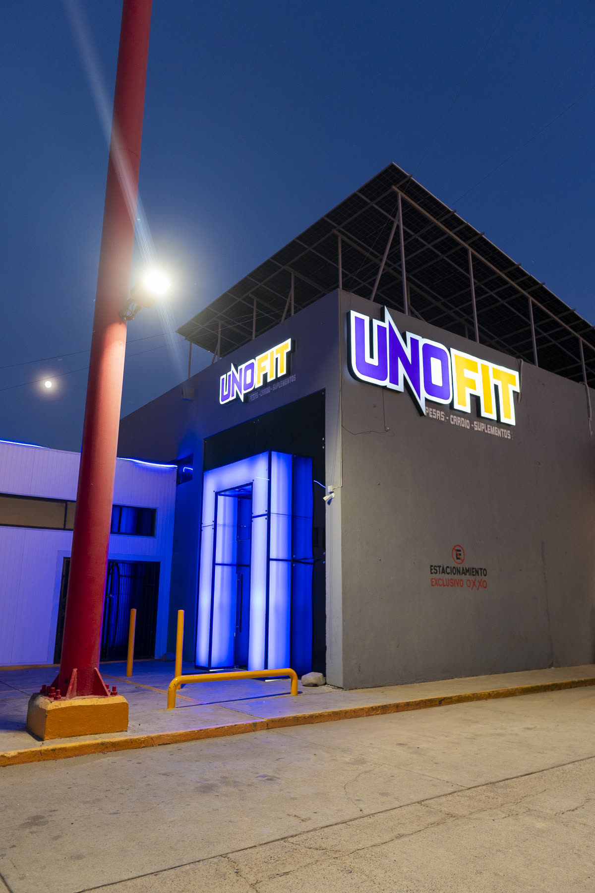 Fachada de UnoFit de noche